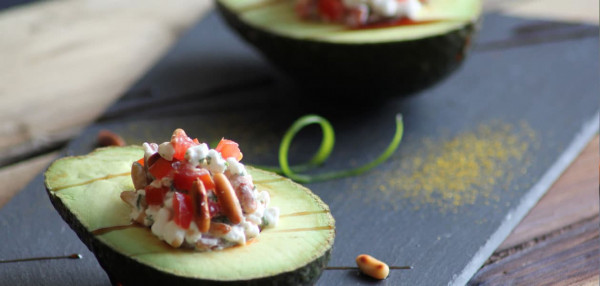AVOCADO GEFÜLLT MIT BALSAMICO-CREME AVOCADO GEFÜLLT MIT BALSAMICO-CREME