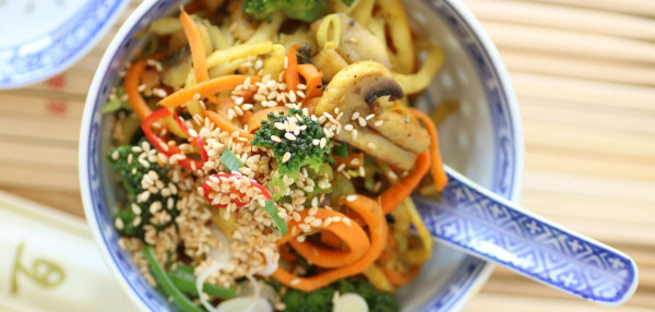 ASIA-GEMÜSENUDELN MIT SESAM ASIA-GEMÜSENUDELN MIT SESAM