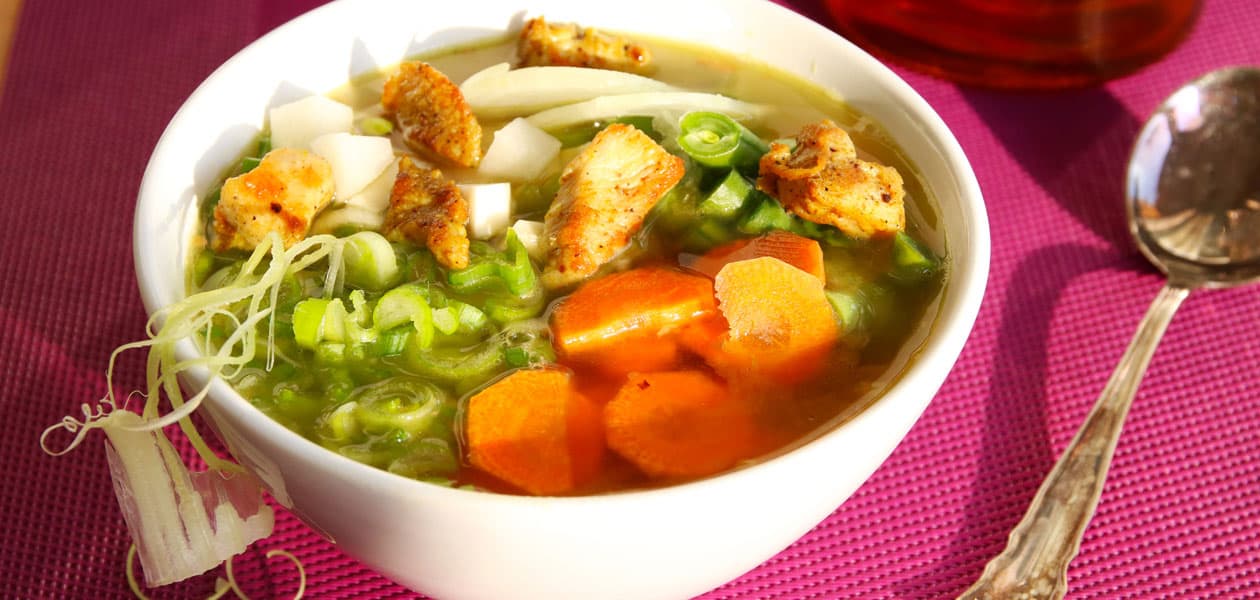 SCHARFE INGWER-GEMÜSESUPPE MIT HUHN