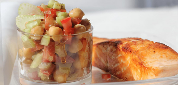 KICHERERBSENSALAT MIT GEBRATENEM LACHS KICHERERBSENSALAT MIT GEBRATENEM LACHS