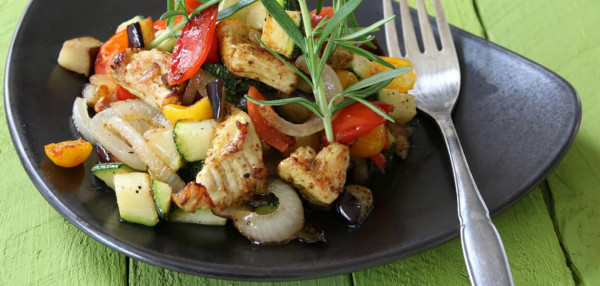 MEDITERRANES HÄHNCHEN MIT GEMÜSE UND KRÄUTER-ÖL MEDITERRANES HÄHNCHEN MIT GEMÜSE UND KRÄUTER-ÖL