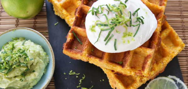 SÜSSKARTOFFELWAFFELN MIT AVOCADO SÜSSKARTOFFELWAFFELN MIT AVOCADO
