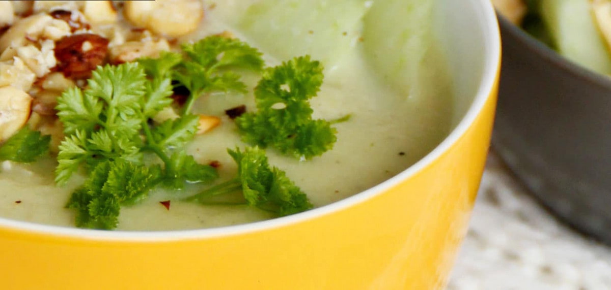 SELLERIESUPPE MIT HASELNÜSSEN