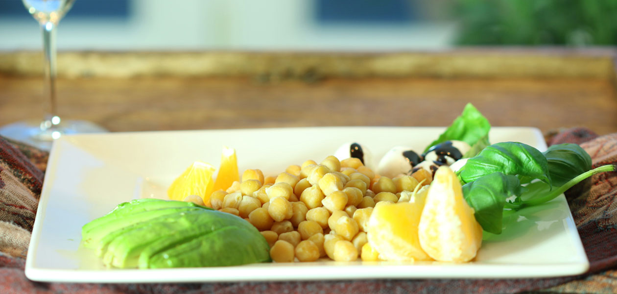 SALATVARIATIONEN MIT AVOCADO, KICHERERBSEN UND CO