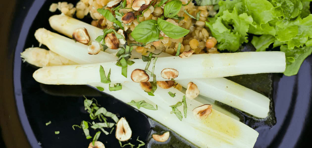 SPARGEL MIT ROTEM LINSENSALAT