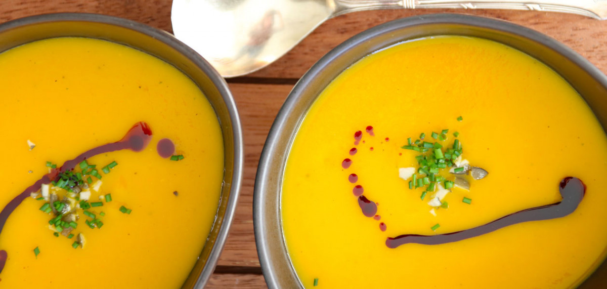 KÜRBISCREMSUPPE MIT GEMÜSERAGOUT UND VOLLKORNBAGUETTE