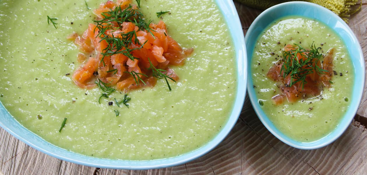 GURKENSUPPE MIT GERÄUCHERTEM LACHS