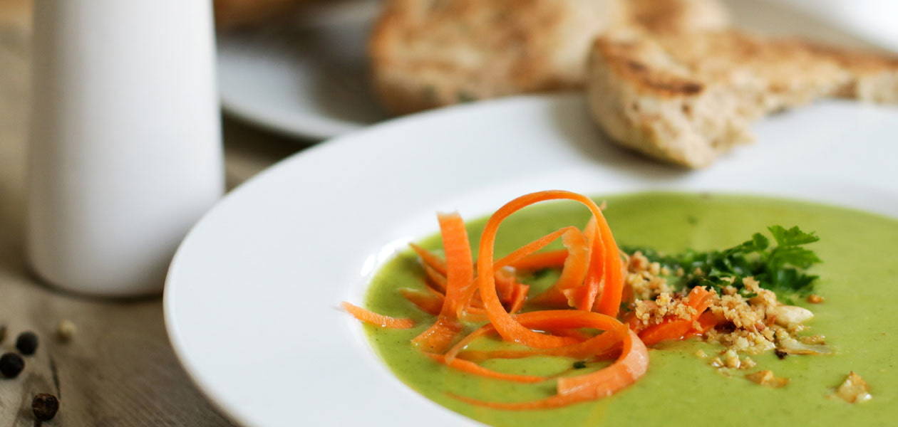 ZUCCHINISUPPE MIT PINIENKERNEN UND RUCCOLA ZUCCHINISUPPE MIT PINIENKERNEN UND RUCCOLA